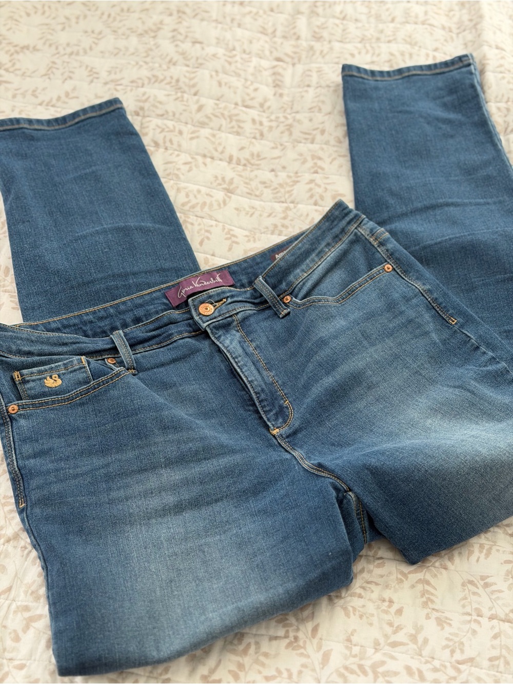 Gloria Vanderbilt Straight Jeans in Medium Blue Wash